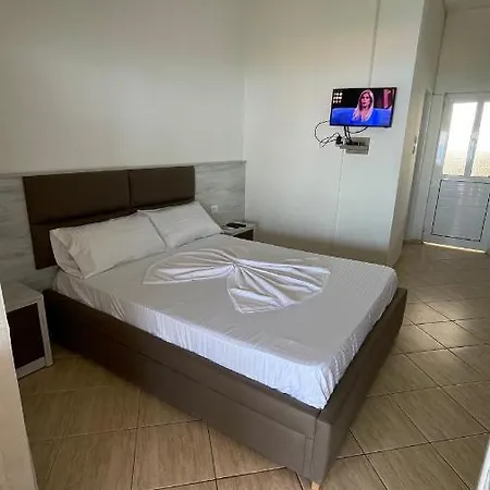 Eljudi House