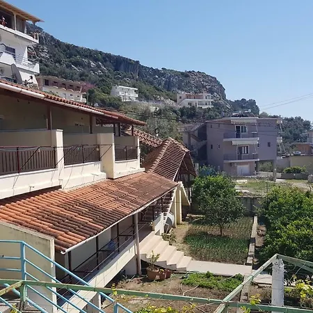 Eljudi House *